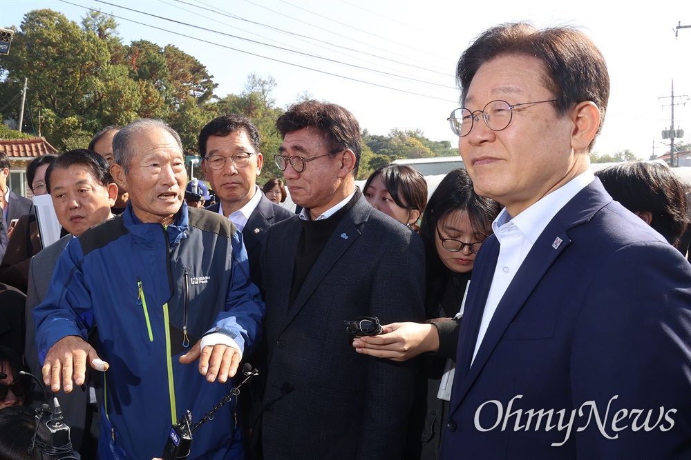  이재명 더불어민주당 대표가 31일 오전 인천 강화군 당산리마을회관을 찾아 북한의 대남방송으로 소음 피해를 보고 있는 지역 주민들의 고충을 듣고 있다.