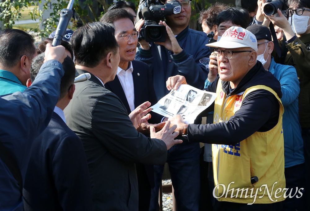 대북전단 살포 규탄 김경일 파주시장과 더불어민주당 국회의원, 파주시 장단면 주민들이 31일 오전 경기도 임진각 납북자기념관 앞에서 대북전단살포를 예고한 납북자가족모임 최성룡 대표와 이야기를 나누며 대북전단 살포 금지 행정명령을 전달하고 있다.