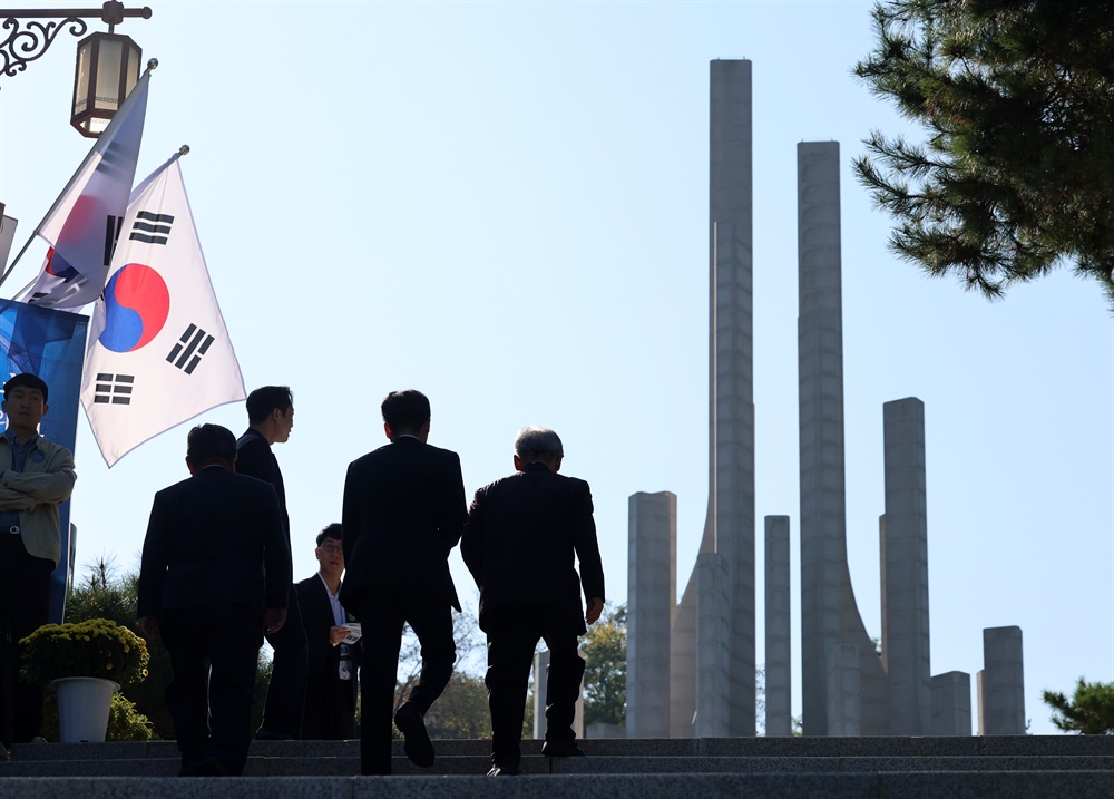  3일 오전 광주 서구 학생독립운동기념탑에서 열린 제95주년 학생독립운동 기념식에 참석하는 학생과 시민들이 '113계단'을 오르고 있다. 학생독립운동은 1929년 11월 3일 광주에서 시작되어 이듬해 3월까지 전국 320여 개의 학교에서 54,000여 명의 학생들의 참가한 항일 시위운동이다.

