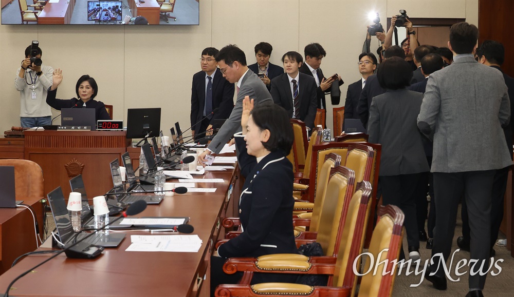  최민희 과학기술정보방송통신위원회 위원장이 5일 오전 서울 여의도 국회 과학기술정보방송통신위원회 전체회의에서 박장범 KBS 사장 후보에 대한 인사청문회 실시계획서를 의결하자, 국민의힘 소속 의원들이 항의하며 퇴장하고 있다.