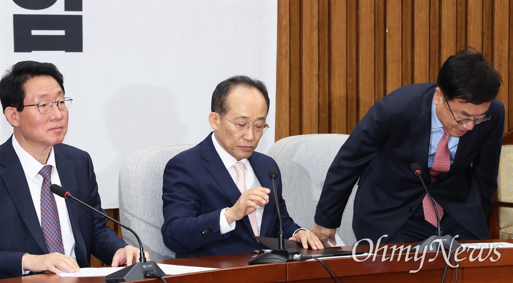  추경호 국민의힘 원내대표가 8일 오전 서울 여의도 국회에서 원내대책회의를 주재하고 있다.