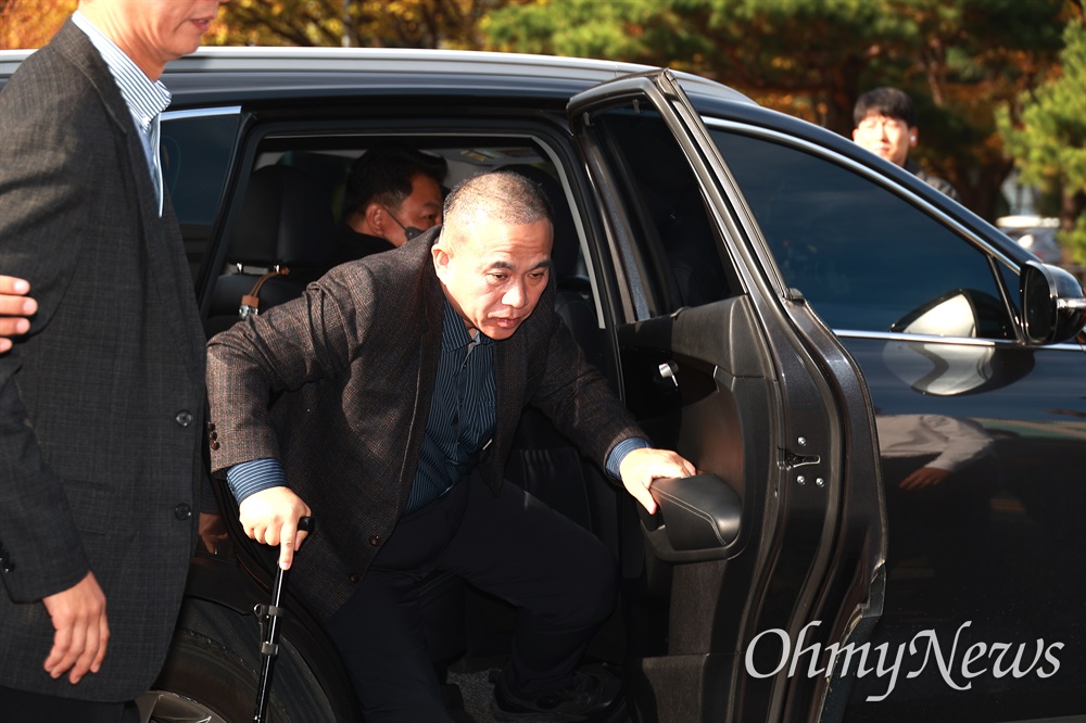  윤석열-김건희 대통령 부부 공천개입 의혹의 핵심 인물인 명태균씨가 8일 오전 창원지방검찰청에 출석하고 있다.