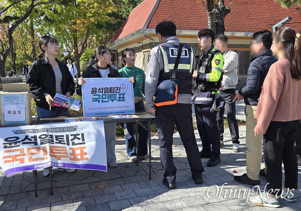  7일 국립부경대학교에서 윤석열 대통령의 퇴진 찬반을 묻는 대학생들의 국민투표가 진행된 가운데, 학교 측이 경찰을 불러 대응하고 있다. 