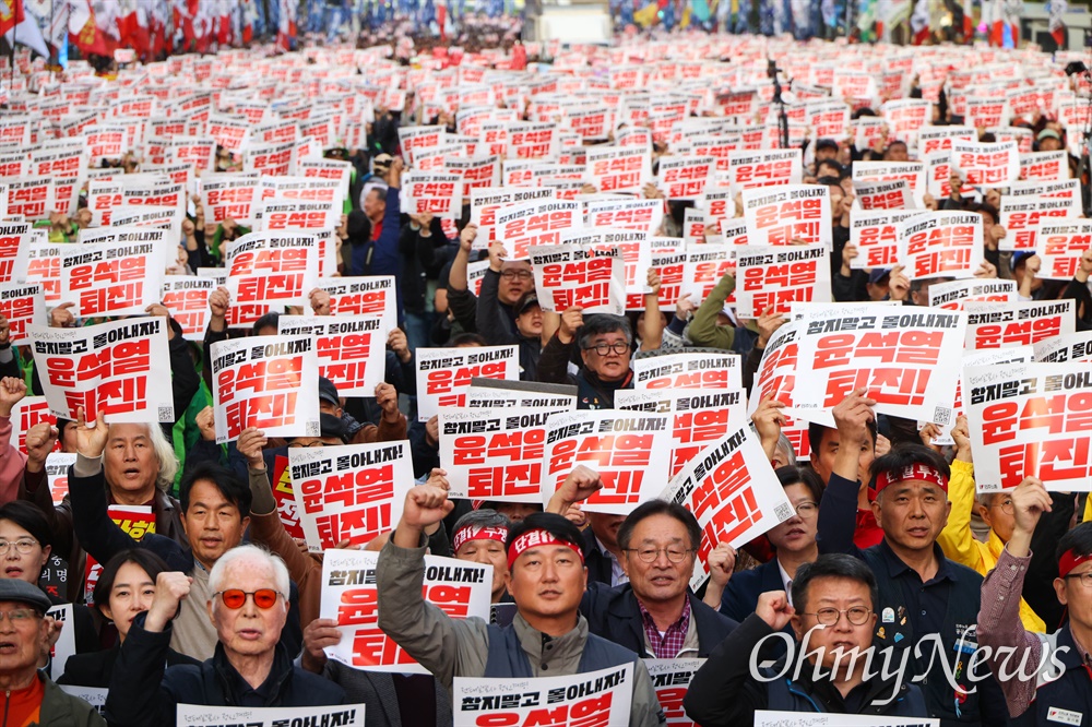  9일 오후 서울 숭례문과 서울시청 사이 세종대로 구간에서 ‘전태일열사 정신계승 전국노동자대회 및 1차 탄핵총궐기’가 민주노총과 윤석열정권퇴진운동본부 주최로 열리고 있다. 