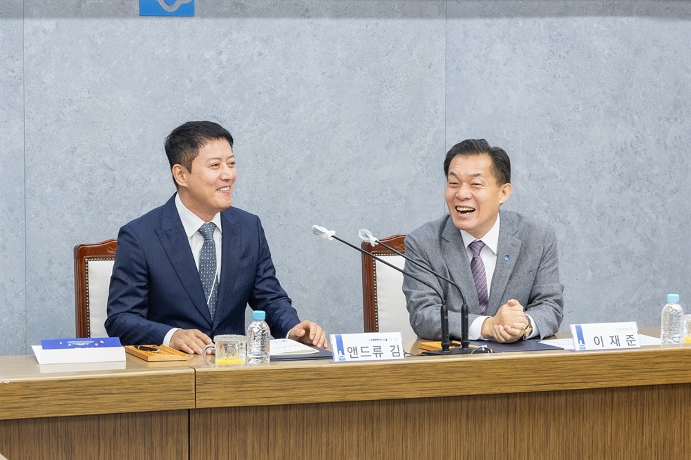  이재준 수원시장(오른쪽)과 앤드류 김 ㈜레이저발테크놀러지 대표가 14일 시청 상황실에서 투자협약을 체결하고, 협력을 다짐했다.