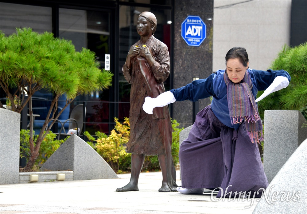  14일 창원마산 오동동문화거리 인권자주평화다짐비 앞에서 열린 ”소녀상 테러와 위안부 역사왜곡 대응 춤행동“.