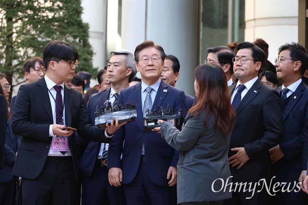  더불어민주당 이재명 대표가 15일 오후 서초동 서울중앙지법에서 열리는 공직선거법상 허위사실공표 혐의 1심 선고에서 징역 1년에 집행유예 2년을 선고받은 뒤 법정을 나와 입장을 밝히고 있다.