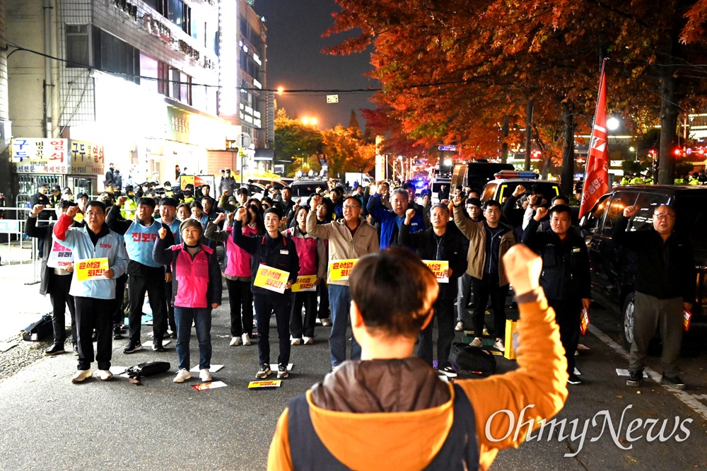  민주노총 경남본부는 15일 저녁 국민의힘 경남도당 앞에서 “노동탄압 공안몰이 국정농단 윤석열퇴진 노동자 결의대회”를 열었다.