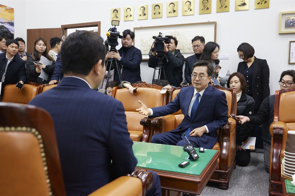  김동연 경기도지사가 20일 오후 국회 본관에서 2025년 경기도 주요 국비 사업 예산 확보를 위해 박정 예산결산특별위원회 위원장과 면담하고 있다.