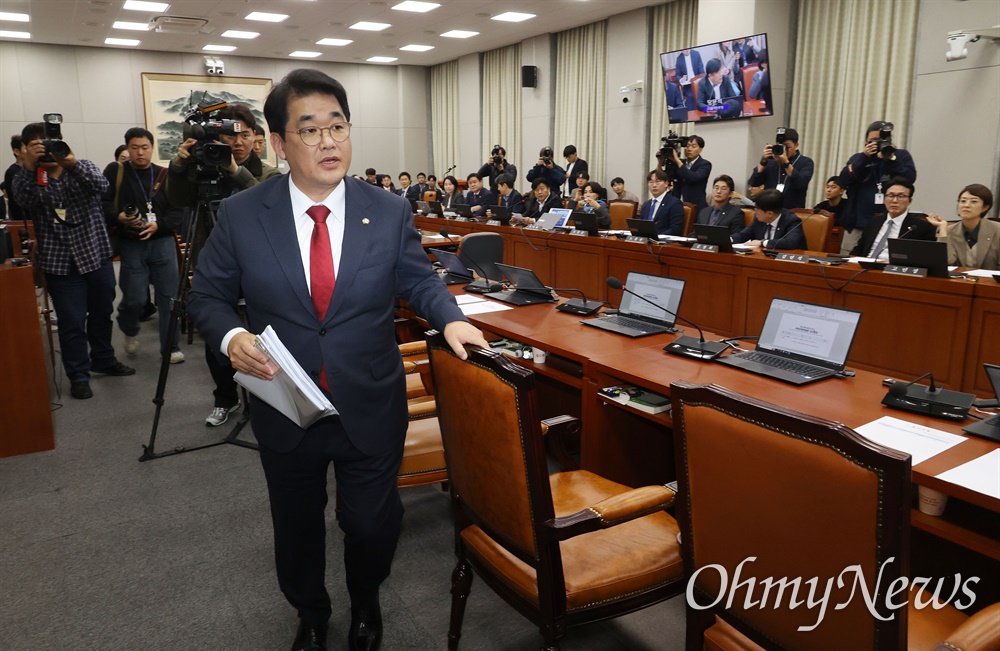  박찬대 국회 운영위원장이 21일 오후 서울 여의도 국회에서 열린 운영위원회 전체회의에서 예산결산심사 소위 계류되어 있는 2025년 예산안(국회 소관, 국가인권위원회 소관, 대통령비서실 및 국가안보실 소관, 대통령경호처 소관)에 대해 운영위원회로 회부하는 안을 의결하자, 국민의힘 배준영 의원과 소속 의원들이 “야당이 국민의힘 의원의 의견을 무시한 채 일방적으로 강행한다”며 회의장을 퇴장하고 있다.