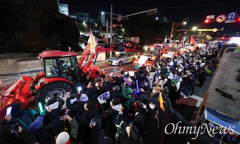  '윤석열 체포구속' '사회대개혁' '개방농정 철폐' 등을 요구하며 서울로 온 전국농민회총연맹, 전국여성농민회총연합 소속 ‘전봉준투쟁단 트랙터 대행진’이 22일 오후 서울 용산구 한남동 대통령 관저 부근인 한강진역에 도착하자 미리 와 있던 시민들이 환영하고 있다.