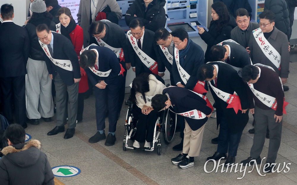 국민의힘 설맞이 폴더인사 국민의힘 권영세 비상대책위원장과 권성동 원내대표 등 국민의힘 의원들이 24일 서울역에서 설을 맞아 귀성하는 시민들에게 설인사를 하고 있다.