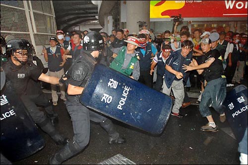 해산작전에서 일부 경찰병력들이 집회참가자들에게 방패를 휘둘러 격렬한 항의를 받기도 했다.