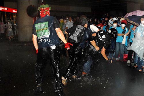 경찰의 해산작전에서 집회 참가자들과 경찰과 격렬한 몸싸움을 벌었다.