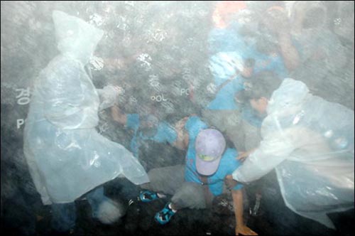 경찰이 집회참가자들을 향해 물대포를 쏘며 강제 해산시켰다.