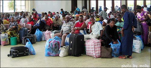탄자니아 타자라 기차역의 대합실. 3등석 대합실은 각지로 떠나는 현지인들로 북새통을 이루었다. 현지인들은 모두들 피난이라도 가는 것처럼 커다란 보따리를 들고 기차에 올랐다.
