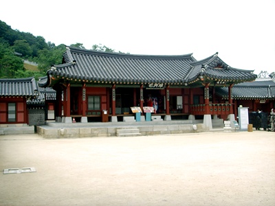   유여택. 이곳에서는 평소엔 유수의 처소였으나, 정조가 올 시에는 집무공간이 된다. 이곳에서는 대장금 체험과 왕과 왕비 체험을 하고 있다.