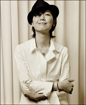 1988년 MBC 강변가요제에서 '담다디'란 노래를 통해 가요계에 데뷔한 이상은 씨. 큰 키와 매력적인 목소리로 많은 이들의 사랑을 받았다.