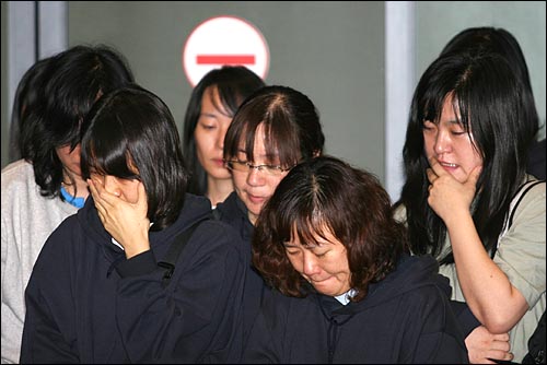아프가니스탄에서 피랍되었다 석방된 19인이 2일 오전 인천공항을 통해 귀국한 후 기자회견을 하던 중 여성 피랍자들이 참담한 표정을 짓고 있다.