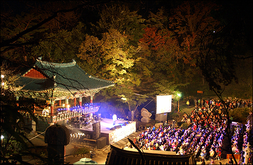 고즈넉한 산사에서 열리는 산사음악회는 추억의 여운이 길고도 진하다. 2005년 낙산사 산사음악회 광경.