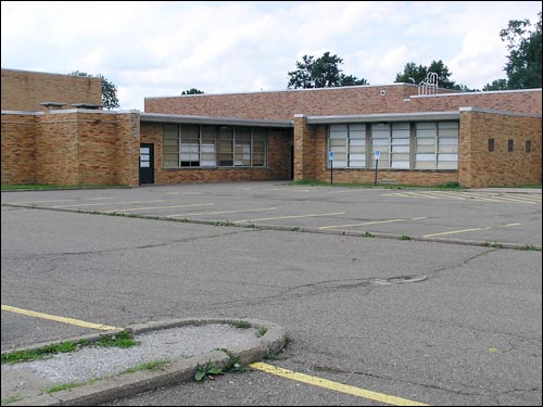 오하이오 주의 애크런에 있는 공립중학교 건물. 전형적인 대도시 학교입니다.