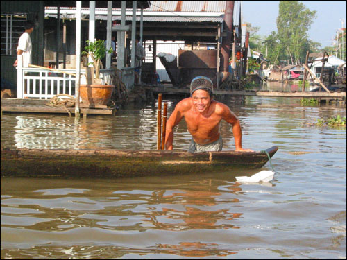 강 위에 집을 짓고, 강에서 먹을 것을 구하고, 강으로 모든 것을 떠나보내는 수상족 사람들.  