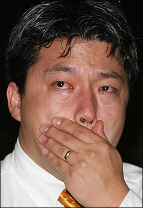 영화 '마이파더'의 실제 주인공 애런 베이츠가 4일 저녁 롯데시네마 건대점에서 열린 시사회에서 영화를 관람한 뒤 울먹이고 있다.

