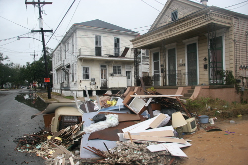 뉴올리언스 다운타운 인근의 주택가. 카트리나 참사가 발생한지 2년이 넘었지만 아직도 길거리에는 쓰레기가 가득하다.  