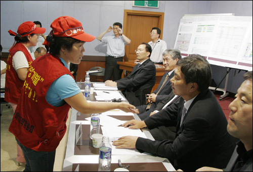  인천시와 인천시도시개발공사가 지난달 31일 개최한 삼산4지구 도시개발사업 관련 주민설명회가 민간개발을 주장하는 토지소유주와 인천시·도개공 사이의 확연한 시각차만을 확인하고 성과 없이 끝났다.  