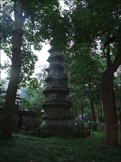 오월시대에 건축되었다고 하는 석탑.
