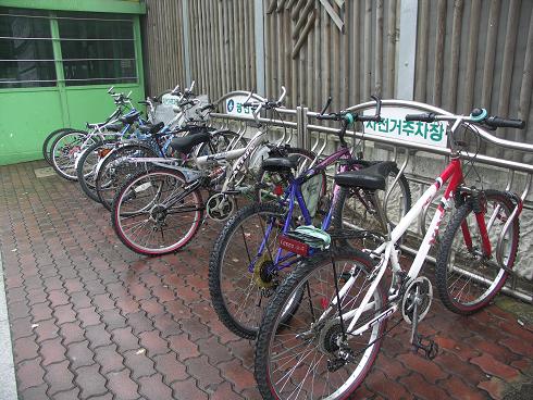 광진구의 한 자전거 주차장에 자전거들이 주차되어 있다 