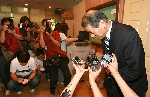 2007년 7월 23일 박은조 한민족복지재단 전 이사장이 경기도 분당 샘물교회에서 아프가니스탄 피랍사건과 관련해서 대국민 사과문을 발표하고 있다. 