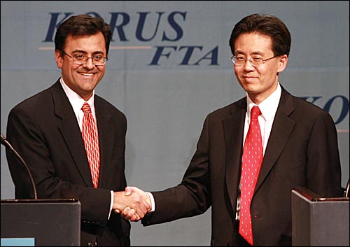 2007년 4월 2일 오후 서울 하얏트호텔에서 열린 한미FTA 협상 타결 기자회견에서 김현종 통상교섭본부장과 카란 바티아 미무역대표부 부대표가 악수를 하고 있다.