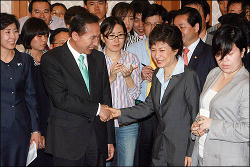 이명박 한나라당 대선후보와 박근혜 의원이 7일 당내 경선이 끝난 후 처음으로 국회 귀빈식당에서 만났다.