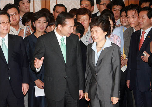 2007년 9월 7일 이명박 한나라당 대선후보와 박근혜 의원이 당내 경선이 끝난 후 처음으로 국회 귀빈식당에서 만났다.