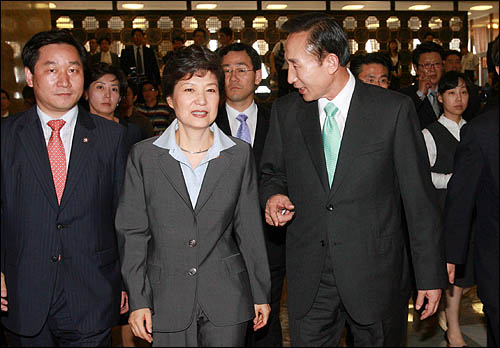 이명박 한나라당 대선후보와 박근혜 의원이 7일 당내 경선이 끝난 후 처음으로 국회 귀빈식당에서 만났다. 이명박 후보와 박근혜 의원이 비공개 회동을 마친 뒤, 함께 나오고 있다.