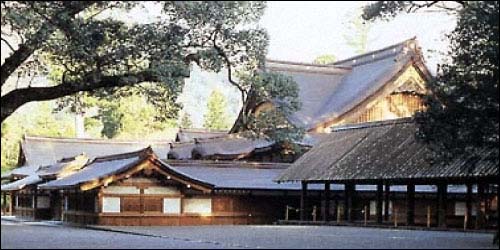 이세신궁의 내궁. 이곳에서는 왕실의 조상이자 일본의 건국식으로 인식되는 아마데라스오미가미를 모시고 있다. 왕실 신격화의 단서를 찾을 수 있는 곳이다. 