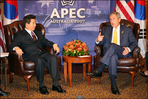 노무현 대통령과 부시 미국 대통령. 사진은 2007년 아시아태평양경제공동체(APEC) 정상회의 당시.