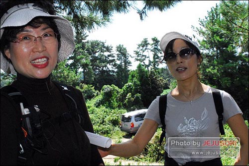 여성운동가 고은광순 한의사와 유시민 대선후보의 부인 한경혜씨(오른쪽)도 이날 걷기에 동참했다. 한씨는 제주도가 고향이다