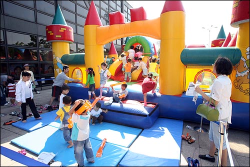9일 오후 민주노동당 대선후보 선출대회가 열리는 서울 올림픽공원 역도경기장앞에 참석한 당원들의 자녀들을 위한 놀이기구가 설치되어 있다.