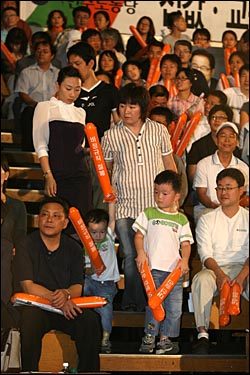 9일 오후 민주노동당 대선후보 선출대회가 열리는 서울 올림픽공원 역도경기장에 당원들이 자녀들과 함께 참석하고 있다. 