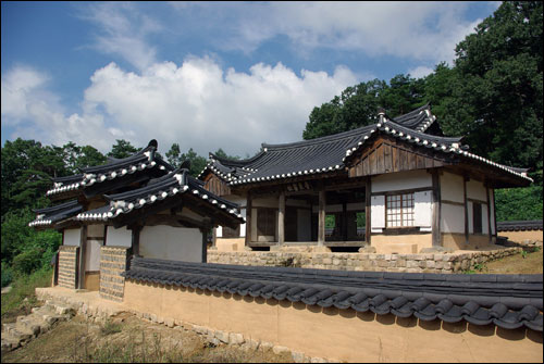 원흥학술강습소로 사용된 건물로 1770년 권구(權？)의 덕을 기리기 위해 지방 주민이 세운 서원이다.