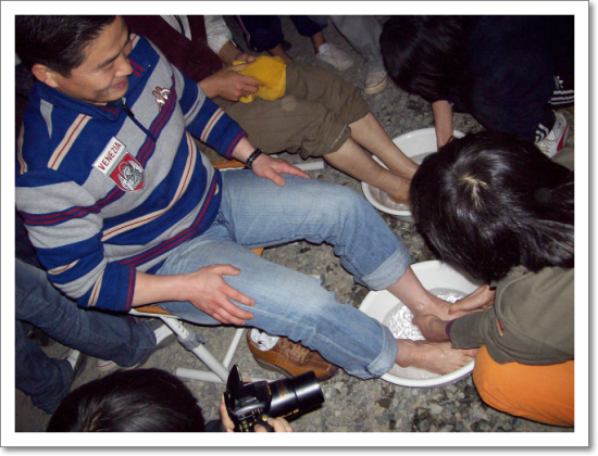 학생들이 담임선생님의 발을 씻어 주는 세족식 모습