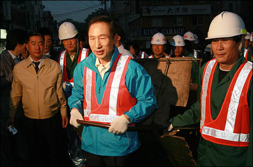 지난 2007년 9월 10일 대통령선걸르 100일 앞두고 당시 이명박 한나라당 대선후보가 서울 용산구 이태원일대에서 환경미화원들과 함께 거리 청소를 하고 있다.