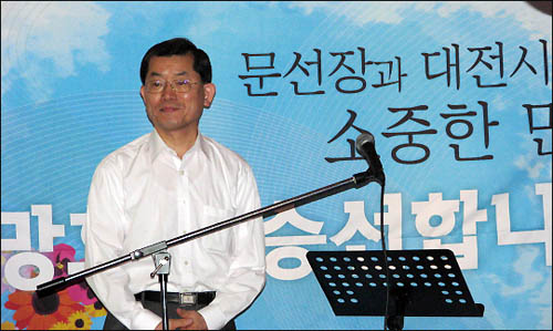 문국현 후보가 대전 호프 번개 모임에서 인삿말을 하고 있다. 