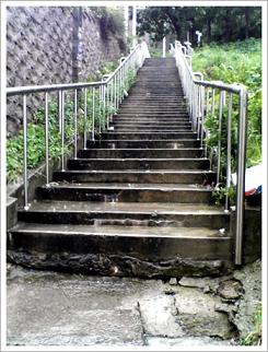 학교가려면 이 기나긴 계단을 넘어가야 해서 조금 걱정이 되지만 그것만 빼놓고는 학교와 자취방은 아주 가깝다 