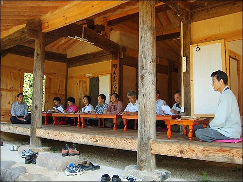 수업 장소의 하나인 고계정에서 수업하는 장면 
