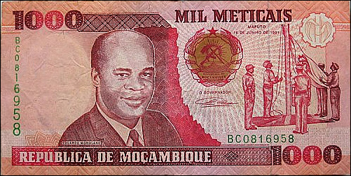 모잠비크 1000메티칼 지폐에 새겨진 독립영웅인 에두아르도 몬들라네의 얼굴 