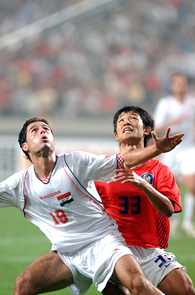 이상호가 상대 선수와 공을 다투고 있다.