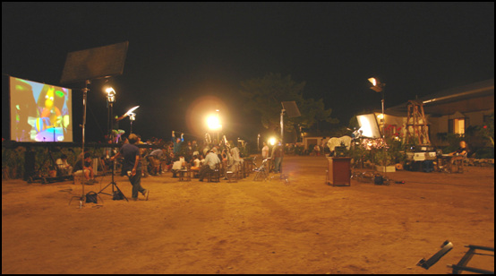 영화<어린 왕자>촬영장면 연홍미술관 마당에 대낮같이 조명을 밝힌 채 촬영을 강행하고 있다.